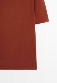 Niewybrane, dark red