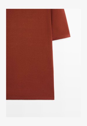Robe en tissu de couleur rouille avec manches mi-longues et ourlet droit sur fond blanc.