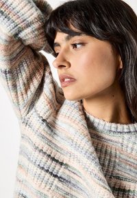 Sweter dziany z wielokolorowym wzorem w paski w pastelowych odcieniach. Okrągły dekolt, teksturowana tkanina z prążkowanymi mankietami.