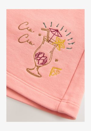 Rožinės spalvos audinys su siuvinėtu kokteilio stiklo dizainu: ledo kubeliai, šiaudeliai, skėtis ir žvaigždės akcentas. Minkšta tekstūra, laisvo kirpimo.