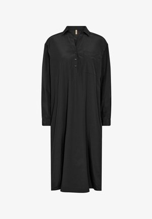 Melna garām piedurknēm kleita ar apkakles dekoltē, pogu aizdari un krūšu kabatu. Izgatavota no gludas auduma, paredzēta brīvai piegulšanai.