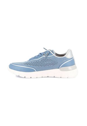 Scarpa sportiva celeste con tomaia in mesh, dettagli bianchi, lacci e suola spessa bianca, mostrata di profilo destro su sfondo bianco.