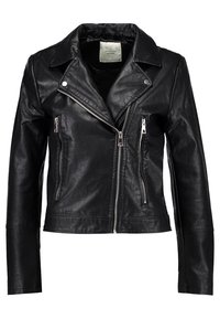 Veste de moto en cuir noir avec un col cranté, des poches zippées argentées et une coupe légèrement ajustée. Texture lisse, style classique.