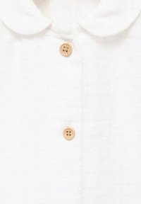 Cămașă albă cu guler, fabricată dintr-un material texturat, având nasturi din lemn și un model punctat subtil. Design curat și simplu.