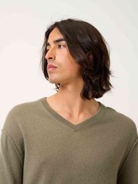 V-hals sweater in zachte olijfgroene wolmix, met verlaagde schouders en een ontspannen pasvorm, voorzien van fijne stiksels en een textuur oppervlak.