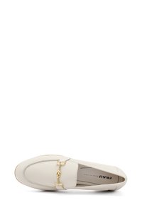Mocassini in pelle bianca con dettagli in metallo dorato, punta rotonda e cuciture a vista. Texture liscia, design minimalista. Logo visibile sulla soletta.