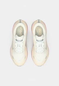 Λευκά αθλητικά παπούτσια με υφασμάτινη επένδυση, διαφανείς λεπτομέρειες, ροζ αξεσουάρ και γκρι τακούνι. Διαθέτουν κορδόνια και λογότυπο στη γλώσσα.