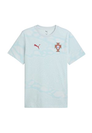 Jasnoniebieska sportowa koszulka z krótkim rękawem z czerwonym logo Puma po prawej stronie klatki piersiowej oraz emblematem reprezentacji Portugalii po lewej stronie klatki piersiowej.