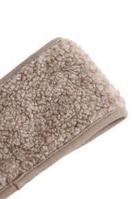 Beige fleece-huvudband med en mjuk, texturerad yta, med ett slätt brunt elastiskt band längs kanterna.