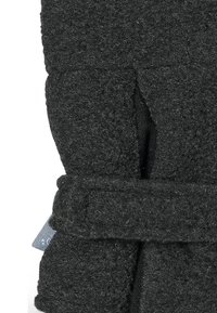 Schwarze Filzwickel mit strukturierten Oberfläche, einer gebundenen Riemenverschlusstechnik und einem kleinen Etikett, das auf der linken Seite sichtbar ist.