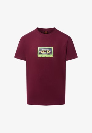 Maroon short-sleeve T-shirt made from cotton, featuring a graphic of a green cassette tape on the front. Round neckline, standard fit.
