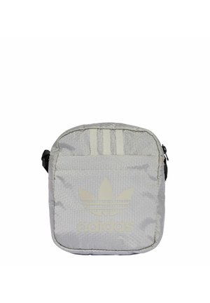 Bolsa de tela con un patrón hexagonal gris y un bolsillo frontal con cremallera, que presenta tres franjas verticales y un logo en relieve en el centro.