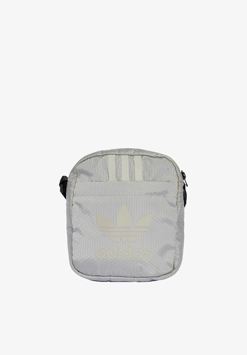 Borsa in tessuto grigio a motivo esagonale con tasca frontale con zip, caratterizzata da tre strisce verticali e un logo impresso al centro.