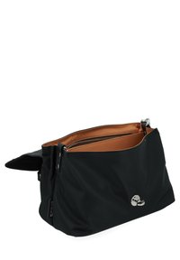 Borsa a tracolla nera in tessuto, con una texture liscia, un interno marrone, una cerniera silver e un accento metallico sulla parte anteriore. Presenta un dettaglio di piega unico.