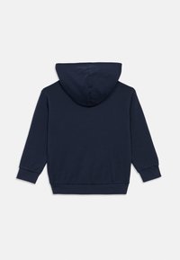 Tengerészkék kapucnis pulóver hosszú ujjakkal, bordás mandzsettával és szegéllyel. Simaságot árasztó pamut keverék anyag, egyszerű, egyszínű dizájnnal.