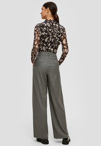s.Oliver BLACK LABEL MELIERTE MIT WIDE LEG - Stoffhose - graphit