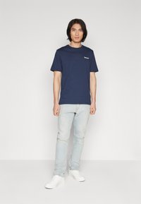 Timberland SMALL LINEAR LOGO PRINT TEE - Print T-shirt - dark sapphire