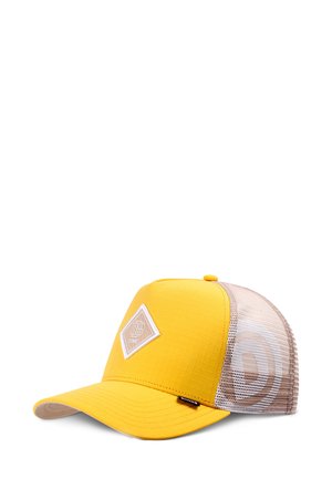 Casquette de baseball jaune avec empiècement en mesh beige à l'arrière, patch de logo en forme de diamant à l'avant, et petite étiquette de marque noire sur le bord.