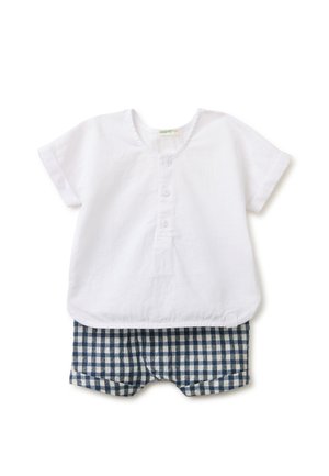 Camiseta blanca de bebé de manga corta con tres botones combinada con pantalones cortos de cuadros azules y blancos sobre fondo blanco.