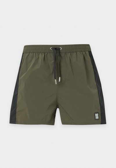 Short de bain vert olive avec panneaux latéraux noirs, taille élastique, cordon noir et petit écusson carré avec le logo sur la jambe gauche.