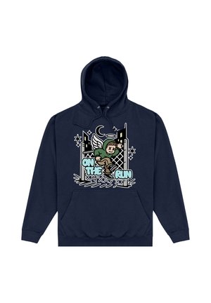 Granatowa bluza z kapturem z rysunkiem skrzydlatego figury wspinającej się na płot pod księżycem i gwiazdami, napis "On the Run" niebieskimi i białymi literami.