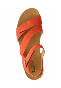 Sandal in suede rosso con tre fascette superiori e punta rotonda. Presenta una soletta imbottita marrone e un piccolo accento metallico sulla fascetta.