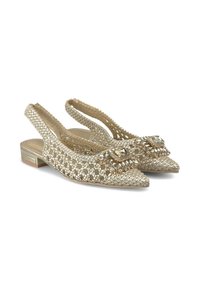 Goldene, geflochtene Slingback-Ballerinas mit spitzen Zehen, dekorativen Verzierungen und einem niedrigen Absatz. Sie besitzen eine strukturierte Oberfläche und offene Seiten.