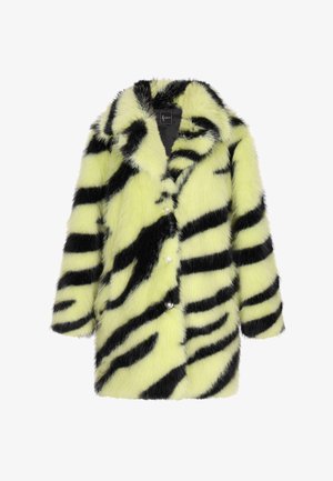 Lažna krznena kaput u limetasto zelenoj boji sa crnim tigrovim prugama. Ima tri dugmadi sa bisernim detaljima i širokim kragnom. Mekana tekstura.