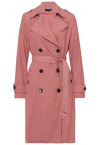 Støvet rosa dobbeltstående trenchcoat med sorte knapper, brede revers, taljebælte og knapmanchetter, vist på en hvid baggrund.