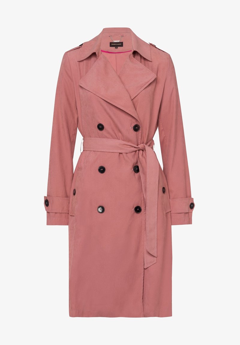 Støvet rosa dobbeltstående trenchcoat med sorte knapper, brede revers, taljebælte og knapmanchetter, vist på en hvid baggrund.
