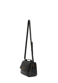 Sac à main en cuir noir avec un design plat, des clous dorés sur un côté, une poignée supérieure et une bandoulière réglable.