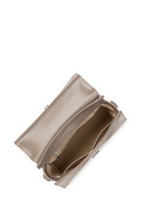 Sac à main en cuir beige avec une finition lisse, fermoir à glissière en haut et plusieurs compartiments intérieurs, y compris une poche zippée.
