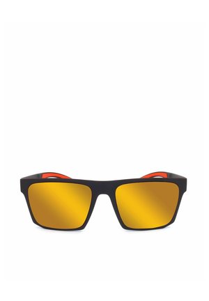 Occhiali da sole con montatura nera, lenti rettangolari giallo specchiate e dettagli arancioni sulle aste interne, mostrati su sfondo bianco.