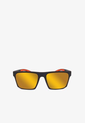 Occhiali da sole con montatura nera, lenti rettangolari giallo specchiate e dettagli arancioni sulle aste interne, mostrati su sfondo bianco.