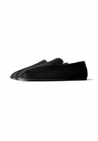 Paire de mocassins noirs sans lacets avec une texture douce et duveteuse, semelles plates et un design minimaliste et élégant, vue de côté.