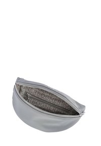Pochette in pelle grigia con chiusura a zip, forma arrotondata e interno testurizzato con un motivo a logo ripetuto.