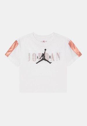 Camiseta corta blanca de Jordan con el logo negro de Jumpman, texto "JORDAN" desvanecido y rayas naranjas brillantes en las mangas.
