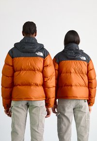 The North Face 1996 RETRO NUPTSE JACKET - Tolldzseki - earthen copper/black