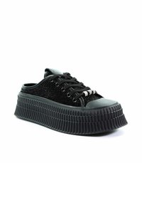 Czarne trampki na platformie z teksturowaną, żłobioną podeszwą i akcentami z cyrkoniami; wykonane z tkaniny z gładkim, opływowym noskiem.
