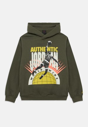 Oliwkowo-zielona bluza z dużą grafiką koszykarza, tekstem "AUTHENTIC JORDAN WORLDWIDE" oraz żółtym wzorem globu.