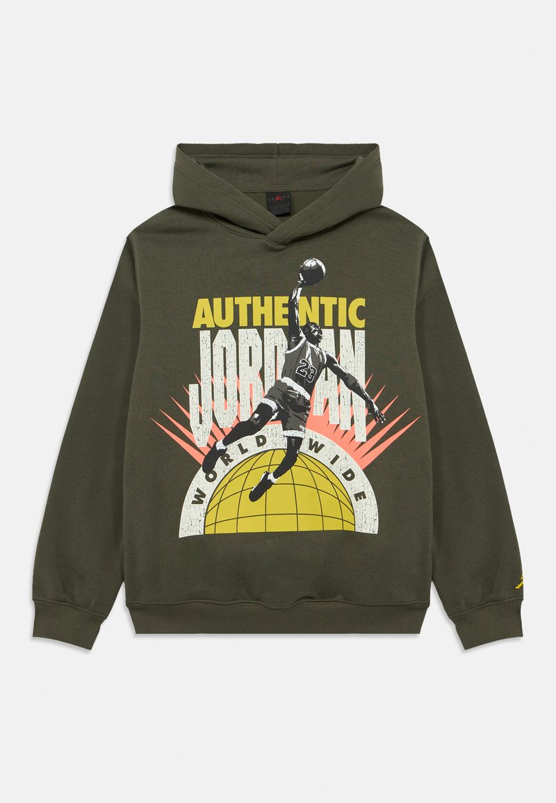 Λαδί φούτερ με κουκούλα με μεγάλο γραφικό ενός παίκτη μπάσκετ, κείμενο "AUTHENTIC JORDAN WORLDWIDE" και κίτρινο σχέδιο παγκόσμιου χάρτη.