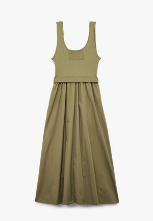 Olivengrünes Kleid mit einem enganliegenden, gerippten Oberteil und einem gefältelten A-Linien-Rock, breiten Schulterträgern und einer Schleifen-Applikation in der Taille.