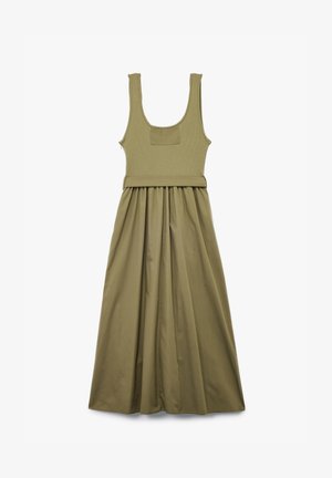 Olijfgroen jurk met een aansluitend geribd lijfje en een geplooide A-lijn rok, met brede schouderbanden en een strikaccent in de taille.