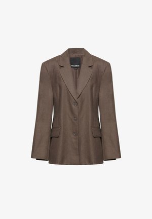Brauner Dreiknopf-Blazer mit Kerbkragen und zwei Pattentaschen, dargestellt auf weißem Hintergrund.