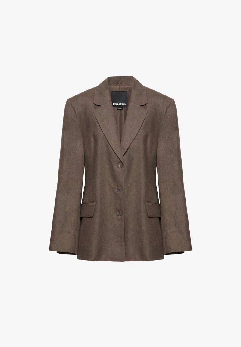 Blazer marron trois boutons avec revers crantés et deux poches à rabat, présenté sur fond blanc.