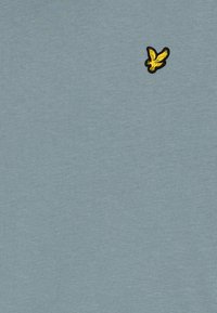Lyle & Scott PLAIN - Basic póló - slate blue