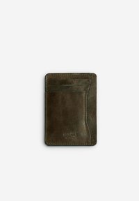 Tarjetero de cuero verde oscuro con cuatro ranuras, textura suave y costuras en contraste. Logo embellecido en la parte inferior. Forma rectangular.