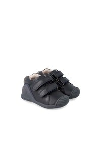 Zwarte leren kinderschoenen met twee klittenbandsluitingen, ronde neuzen, getextureerde rubberen zolen en een subtiele logo aan de zijkant.