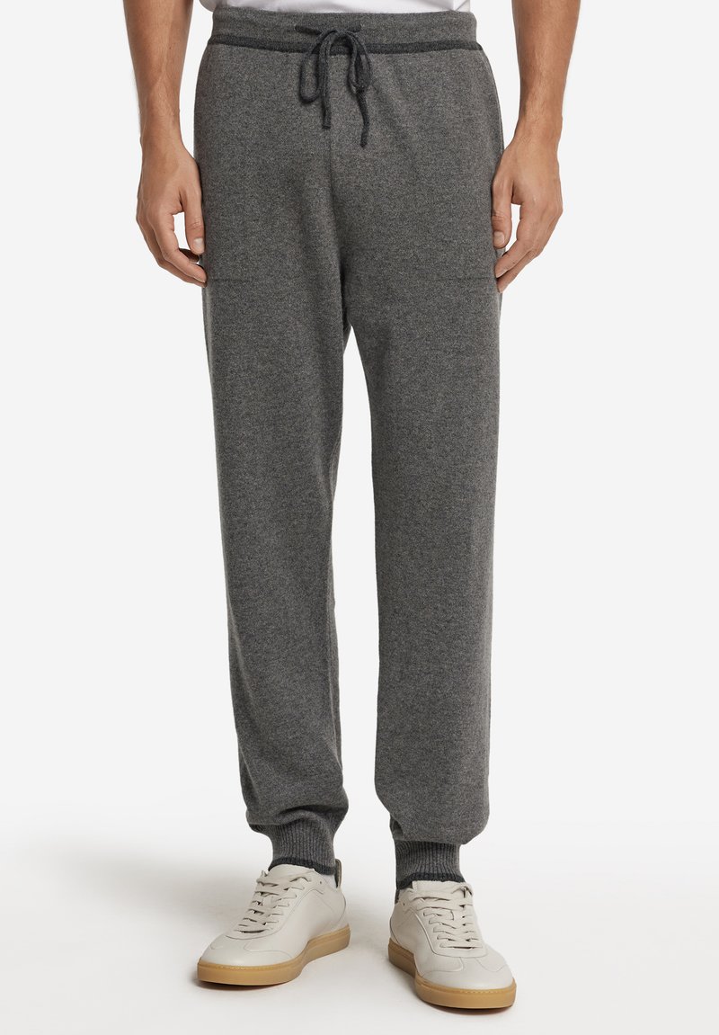 Grå joggerbyxor i mjukt tyg, med elastisk midja med dragsko, ribbade mudd och sidofickor.