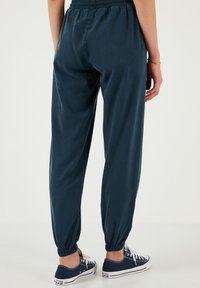 LELA REGULAR FIT - Donji dijelovi trenirke - dark blue